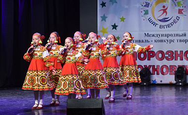 Младший состав нашего образцового художественного коллектива ансамбля «Конфетки-бараночки» принял участие в IV международном фестивале-конкурсе детского, юношеского и взрослого творчества «Морозное вдохновение»!