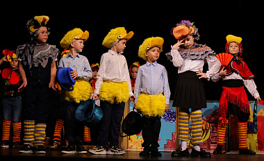 28 сентября на сцене ДИ «Нефтяник» состоялась премьера спектакля по мотивам сказки Ганса Христиана Андерсена «Гадкий утенок» 