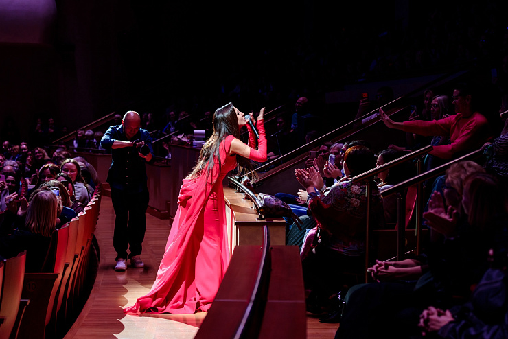 На сцене со звездой