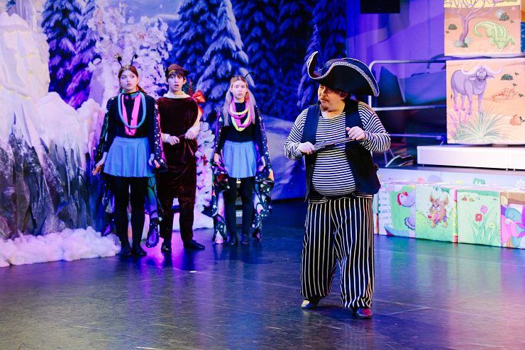 В ДИ «Нефтяник» состоялось яркое детское новогоднее представление "Ай да Новый год"