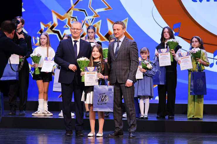 «Чудо-чадо Сургутнефтегаза», посвященный 80-й годовщине Победы на сцене ДИ «Нефтяник»