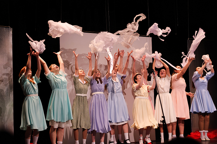 Молодёжный театр «Отражение» представил свой литературно-музыкальный спектакль «Останусь светом»