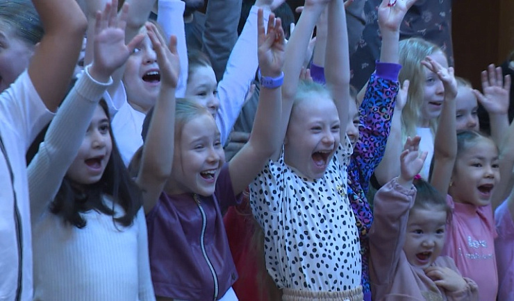 Театральный праздник организовали для многодетных и семей с детьми-инвалидами в Сургуте