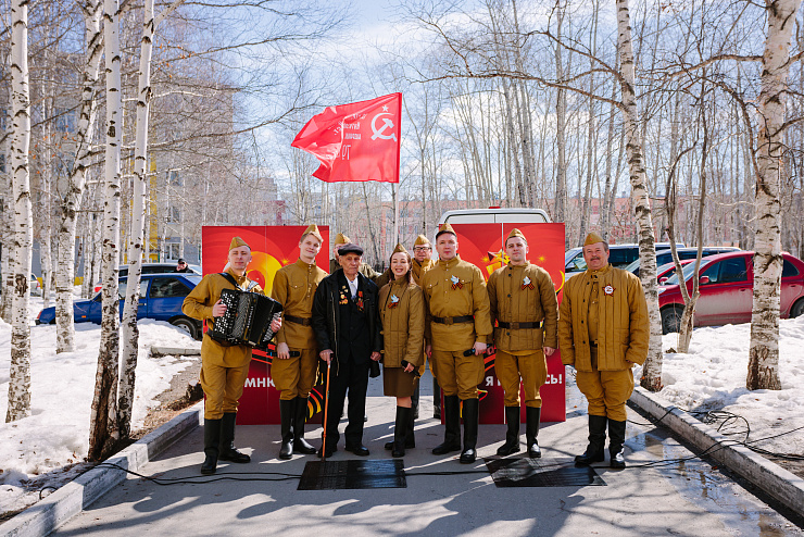 Пустился в пляс: как в Сургуте поздравляли ветерана Ивана Тимченко с Днем Победы